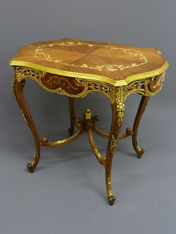 ORNATE CARVED TURTLE TOP TABLE w/GILT ACCENTS, H 2: ORNATE CARVED TURTLE TOP TABLE w/GILT ACCENTS, H 26", W 32", Circa 1920, good condition