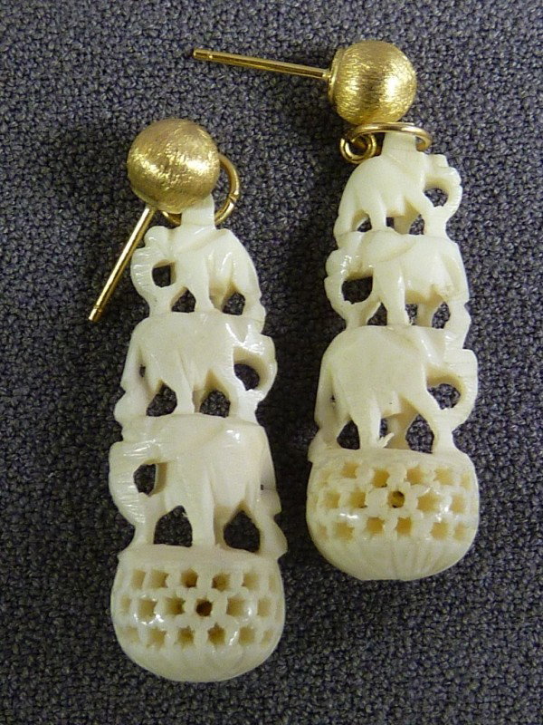 14K CARVED IVORY 3 ELEPHANTS STACKED EAR RINGS, H : 14K CARVED IVORY 3 ELEPHANTS STACKED EAR RINGS, H 1 1/2"