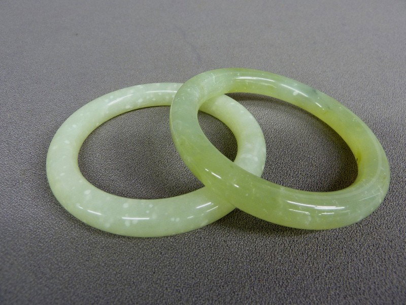 2 CHINESE CELADON JADE BANGLES - DIA. 3.375" (8.57: 2 CHINESE CELADON JADE BANGLES - DIA. 3.375" (8.57cm)