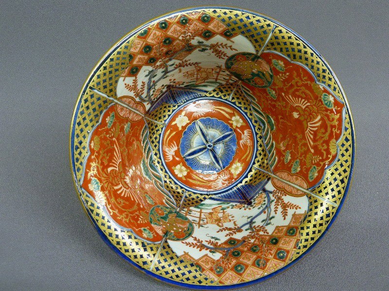 Great Japanese Edo Imari oval Porcelain Bowl with : Great Japanese Edo Imari oval Porcelain Bowl with Japanese Figures - L 10" H 4 3/4"- good condition