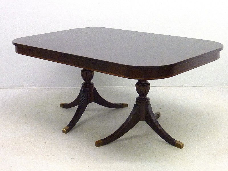 SOLID MAHOGANY DUNCAN PHYFE EXT. DINE TABLE W/LINE: SOLID MAHOGANY DUNCAN PHYFE EXT. DINE TABLE W/LINE INLAY & 5 LEAVES -L 65" W 44"EXT TO 10" -C 1920
