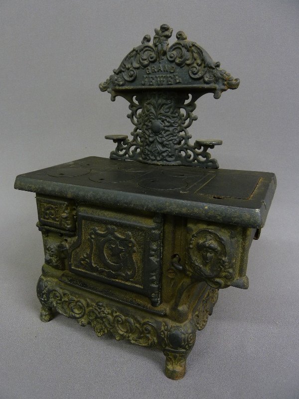 WONDERFUL ANTIQUE CAST IRON SALESMAN'S SAMPLE STOV: WONDERFUL ANTIQUE CAST IRON SALESMAN'S SAMPLE STOVE SIGNED "GRAND JEWEL" height 17 1/2" width 13" depth 7.5"- Circa 1900