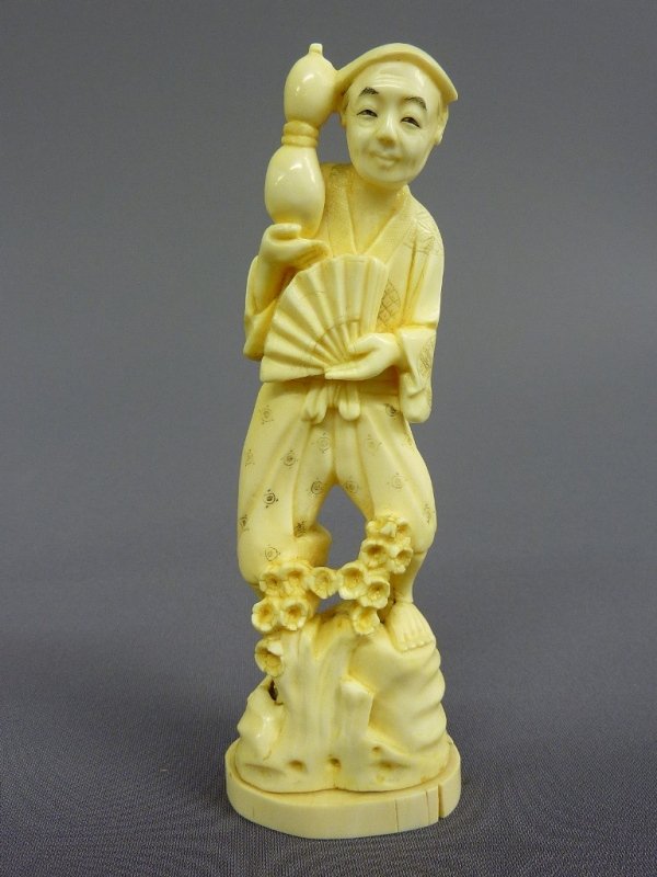 ANTIQUE HAND CARVED IVORY FIGURE OF MAN WITH FAN - Ivor: ANTIQUE HAND CARVED IVORY FIGURE OF MAN WITH FAN - Ivory H 5 7/8"