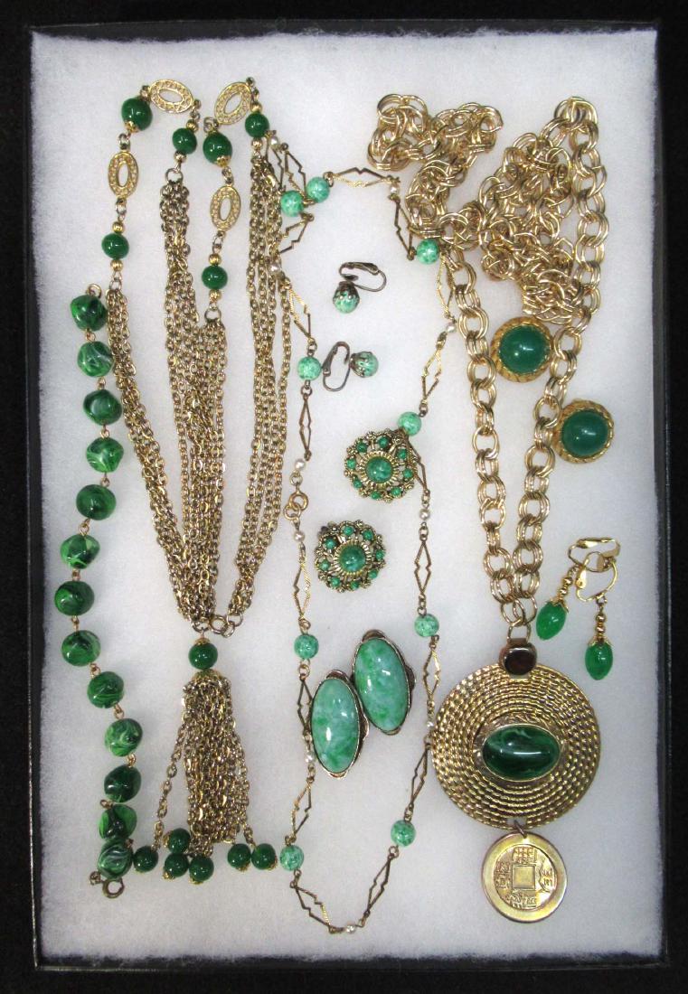 FAUX Peking Gls & Faux Jade Jew. 9pc (1 of 6)