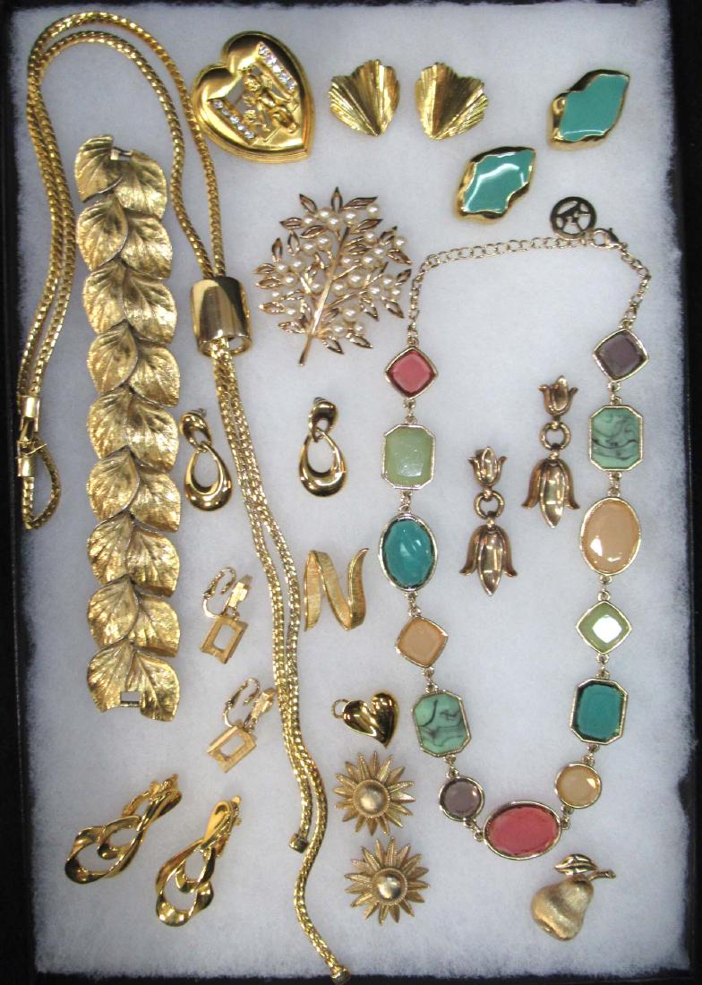 15pc Trifari Goldtone Jewelry: Faux stone necklace, lariat necklace, 7" bracelet, 3 pins, & 7 pr earrings
