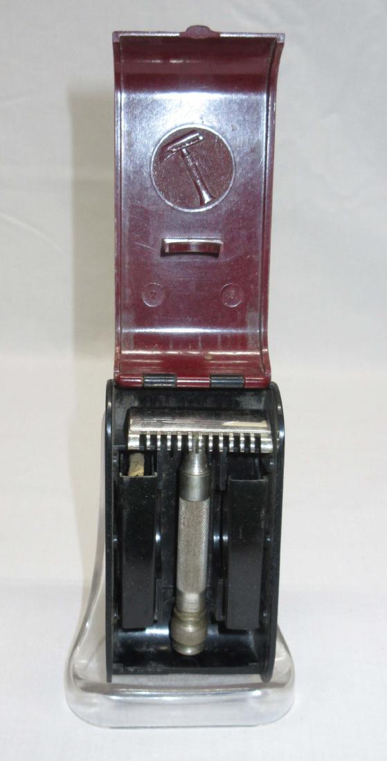 Shaving Razor in Bakelite Case: 3" razor, 4 1/4" x 2" case