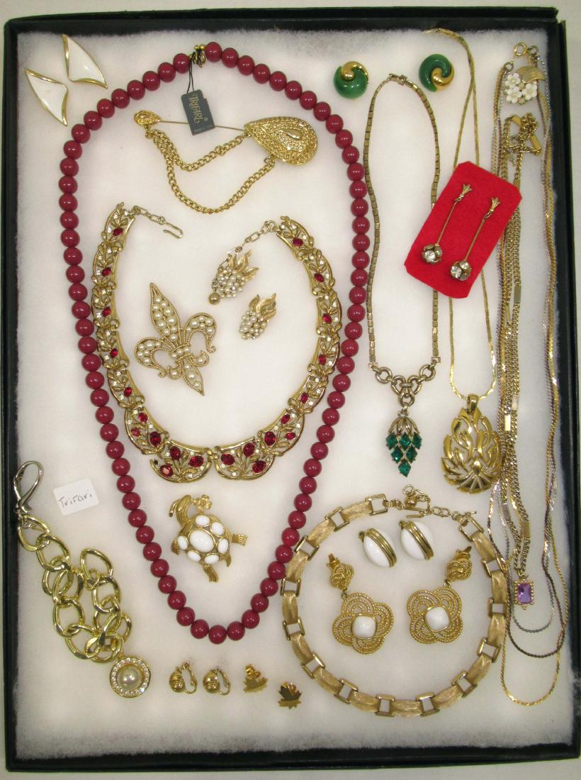 Lot of Trifari Jewelry: Costume Jewelry