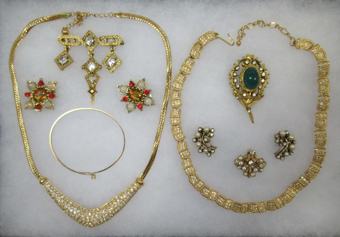 Classic Rhinestone Crusted Jew. 8pc: Inc. 17" Clear Rhin Studded Link Choker- 2 1/2" Emerald Cabochon Pin w/ Bullets- 17" Thin Choker- 1 1/2" Pin- Pr. Faux Pearl Earrings- 11/2" Multi-Stone Earrings-