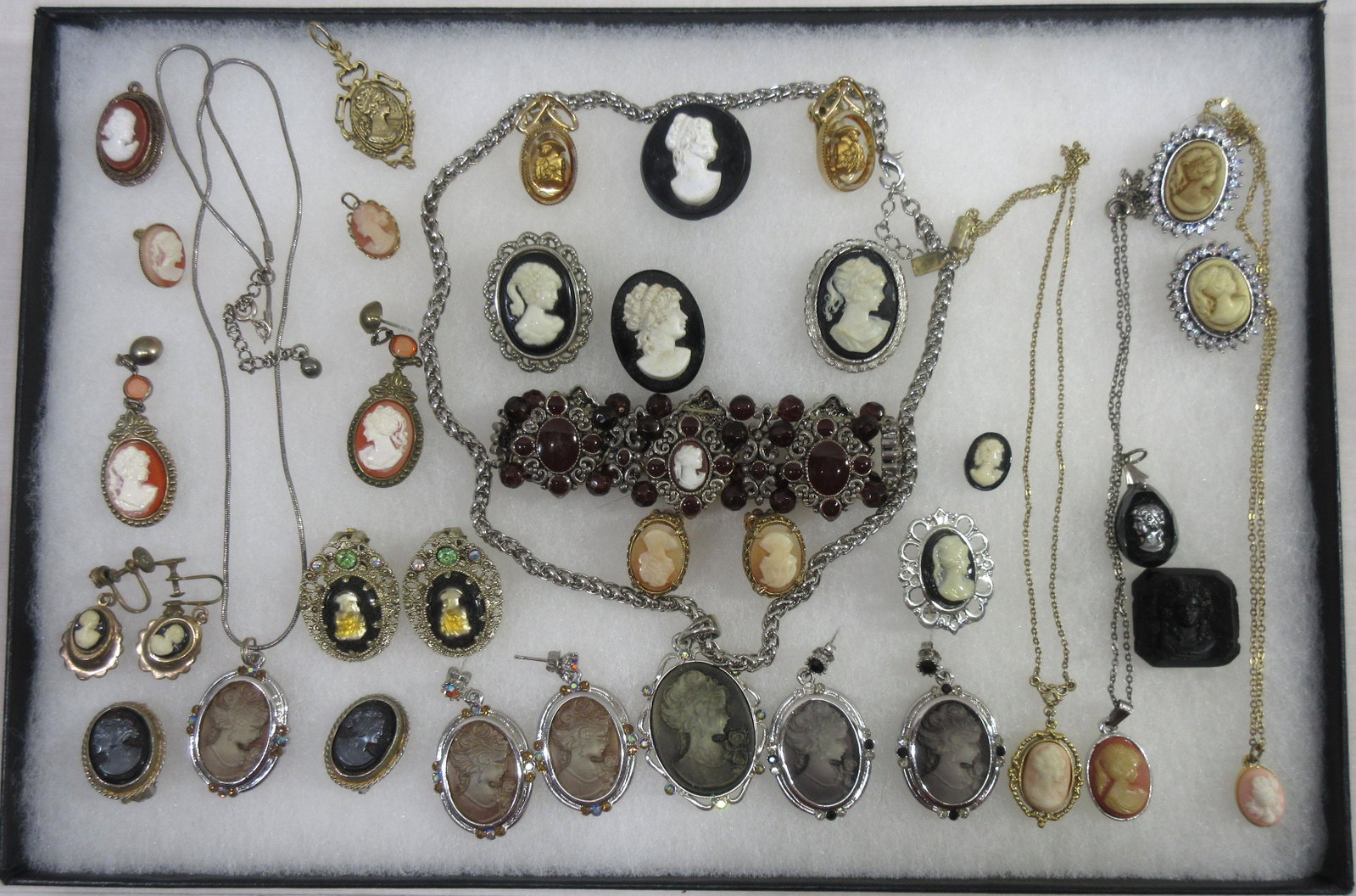 Lot of Costume Jewelry: Cameo. 28pc