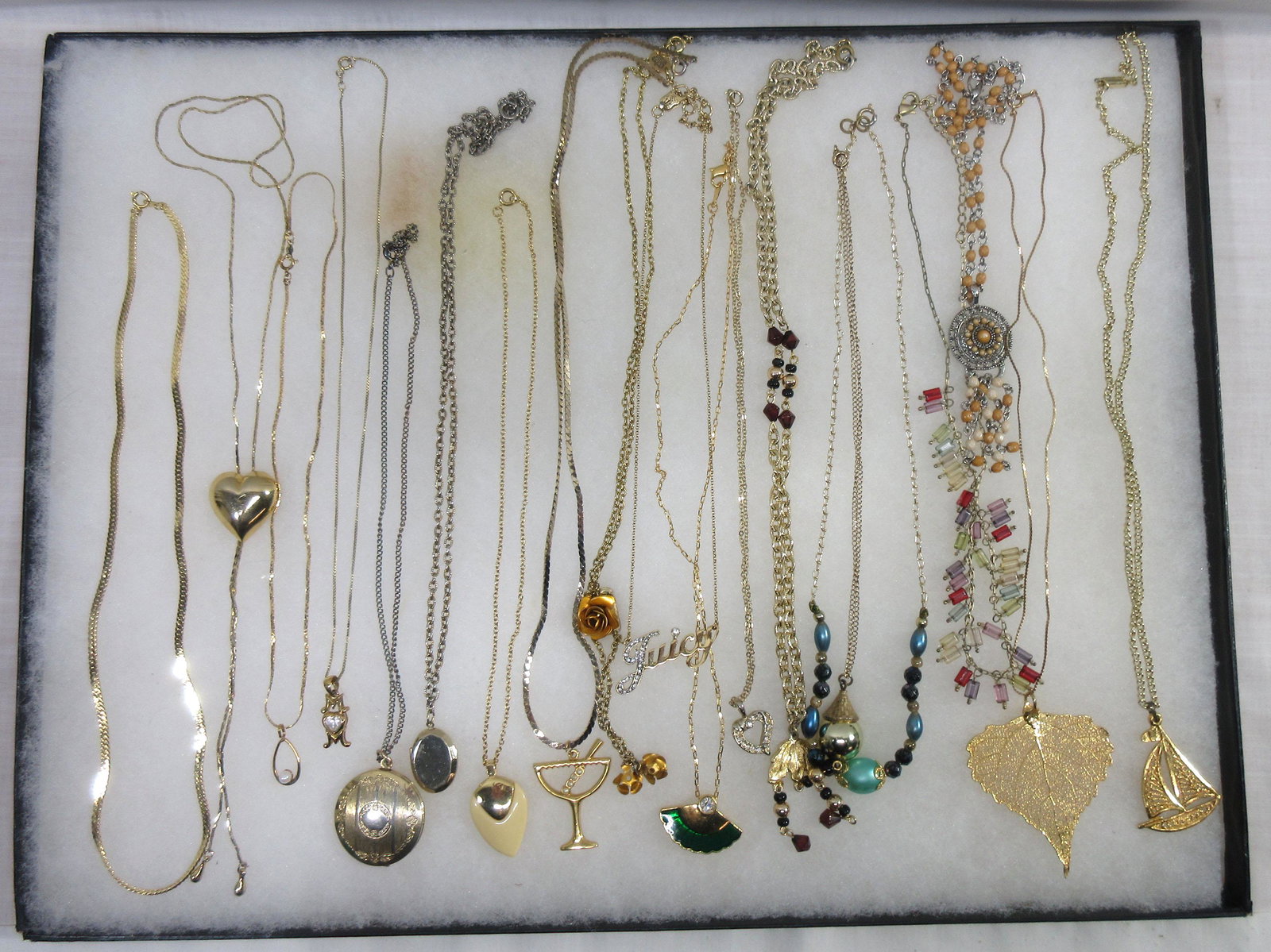 Lot of Costume Jewelry Necklaces: 19pc. Lockets, hearts, beaded.