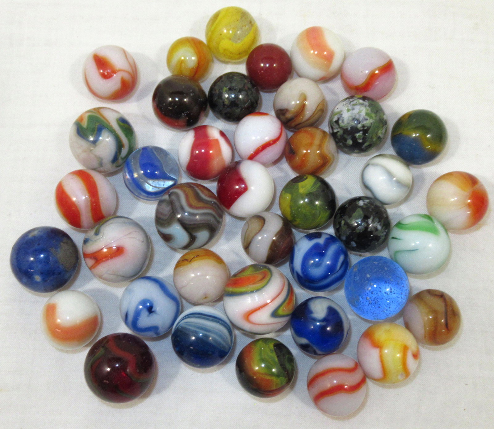 40 Colorful Marbles: Assorted sizes