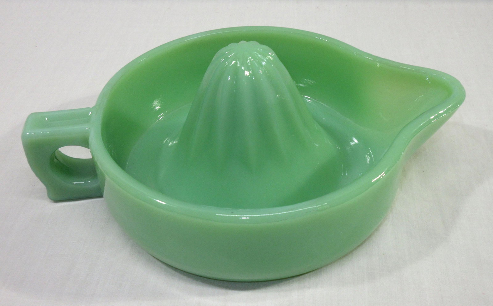 Modern Jadeite Lg Juicer: 3"T x 7"W