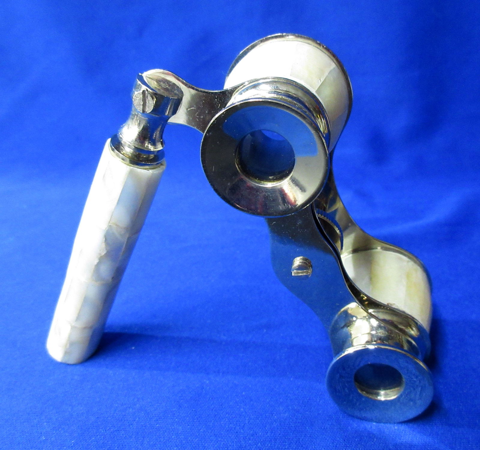 M.O.P. Opera Glasses: 1 5/8" x 4"