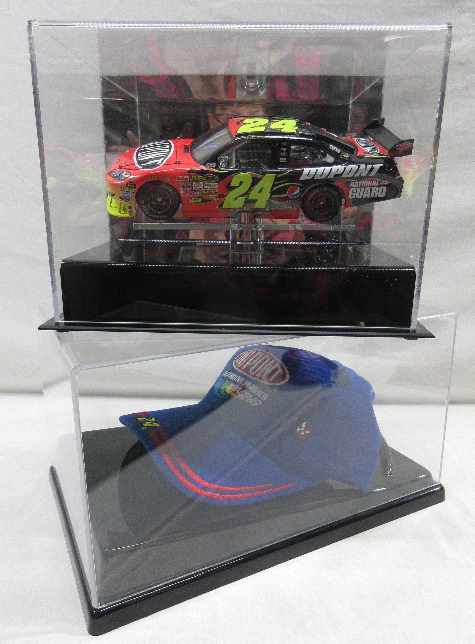 NASCAR 1:24 Jeff Gordon Car & Cap in Display: #24 DuPont/National Guard