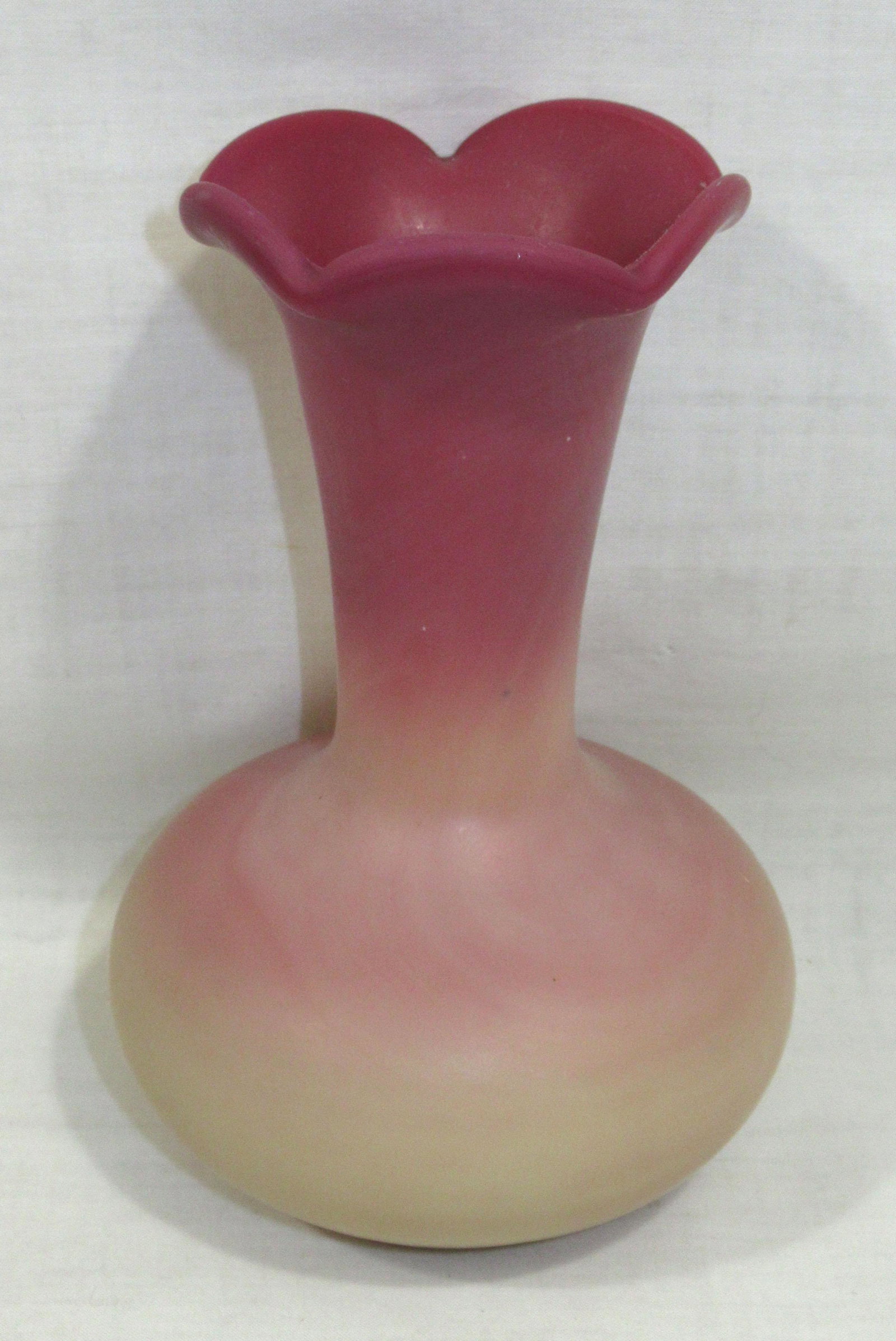 Burmese Art Glass Vase: 5 1/8"T x 3 1/4"W