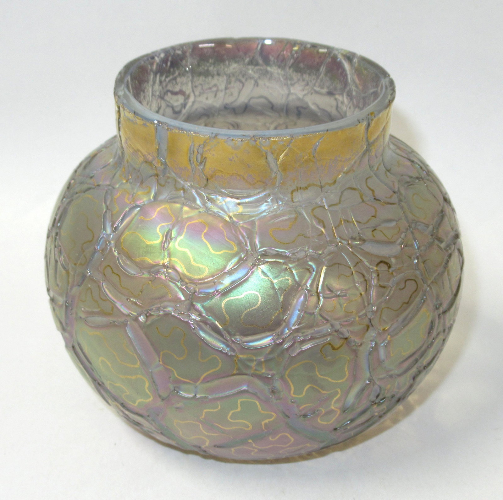 Loetz Art Glass Bowl: 3 1/8"T x 3 1/2"W