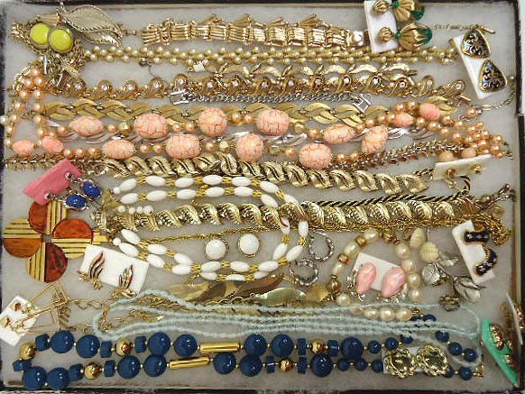 Designer Sgnd. Variety Lot: Signed lot inc. Trifari, Lisner, Bergere, Avon, Monet, Vogue, Goldette, Napier, Barclay, etc.