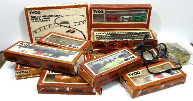 Tyco HO Scale Elec. Train Set: Engine, 6 Cars, Track, & acc.