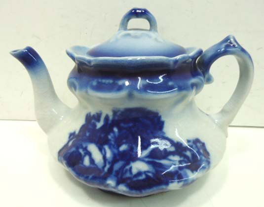 Flow Blue Tea Pot: 5 1/2 x 7 1/2"0