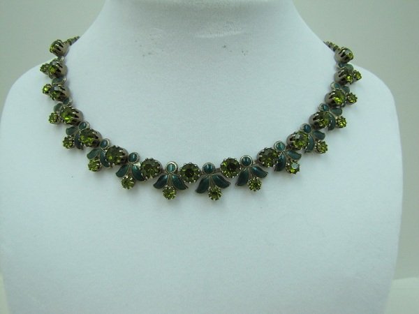 Vtg WEISS Olive Chaton & Enameled Choker: 16" Lovely Olive Chaton & Enameled Leaf Choker. Signed WEISS