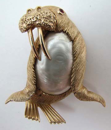 Vtg. Walrus Mabe' Pearl Bellied Brooch: 2 1/4" x 1 1/4" Mabe' Pearl Belly Goldtone Walrus w/ Ruby Glass Eye.