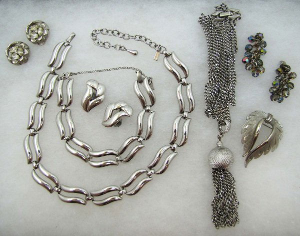 7 Pc. MONET, BSK, JUDY LEE, JJ, Jewelrly: Inc. 24" MONET Silvertone Link Necklace w/ 3 1/2" Tassle, 17" MONET Chooker w/ &" Bracelet & 1" Earrings. 1 1/2" JUDY LEE AB Crystal Earrings, 1 3/4" Leaf Pin Sgnd J.J., 3/4" BSK Rhinestone Earrings.