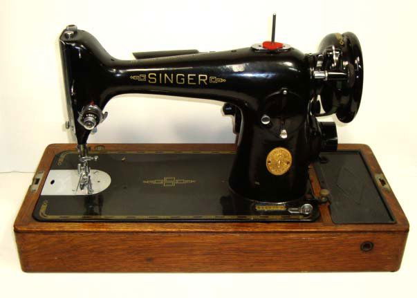 Singer Sewing Machine: 13" x 20" Oak Case