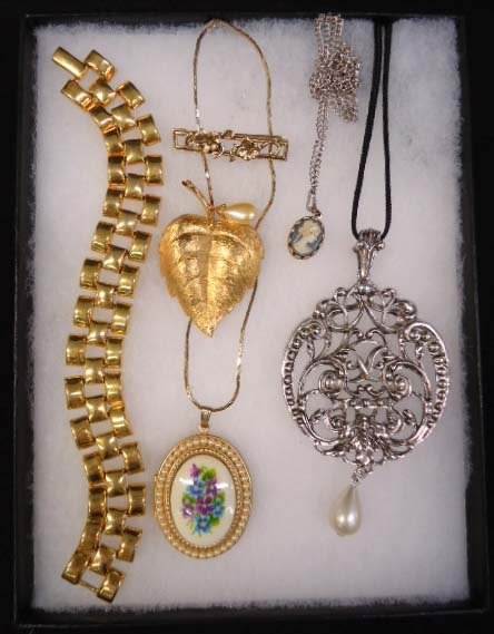 6pc Vtg AVON Jewelry: Inc. 8" Link Bracelet, 4" Pendant, Faux Blue Cameo & Faux Pearl Transfer Locket. 2 Pin's