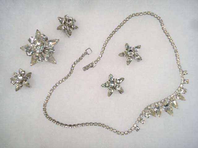 Vtg. Lovely Floral Rhinestone Set. 4pc: Inc. 14 3/4" Faceted Pear Shaped Clear Rhinestone Choker. 1 3/8" Dimensional Flower Brooch w/ 6/8" Matching Earrings. 7/8" Teardrop Flower Rhinestone Earrings.