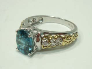 14kt Blue Zircon Solitaire Ring: Sz.8 White Gold Ring w/ Yellow Gold Filigree Shoulders & 3 ct Prong Set Faceted Blue Zircon Stone. 4.47g - 2.8dwt