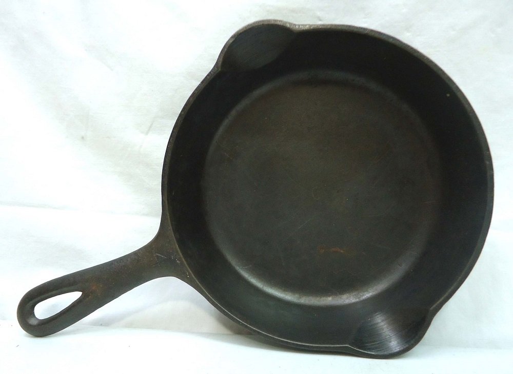 Griswold Skillet No. 4: 11 1/4" x 7 3/4"