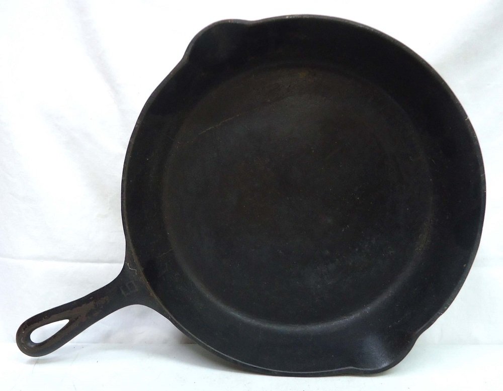 Griswold Skillet No. 9: 16 1/4" x 12 1/4"