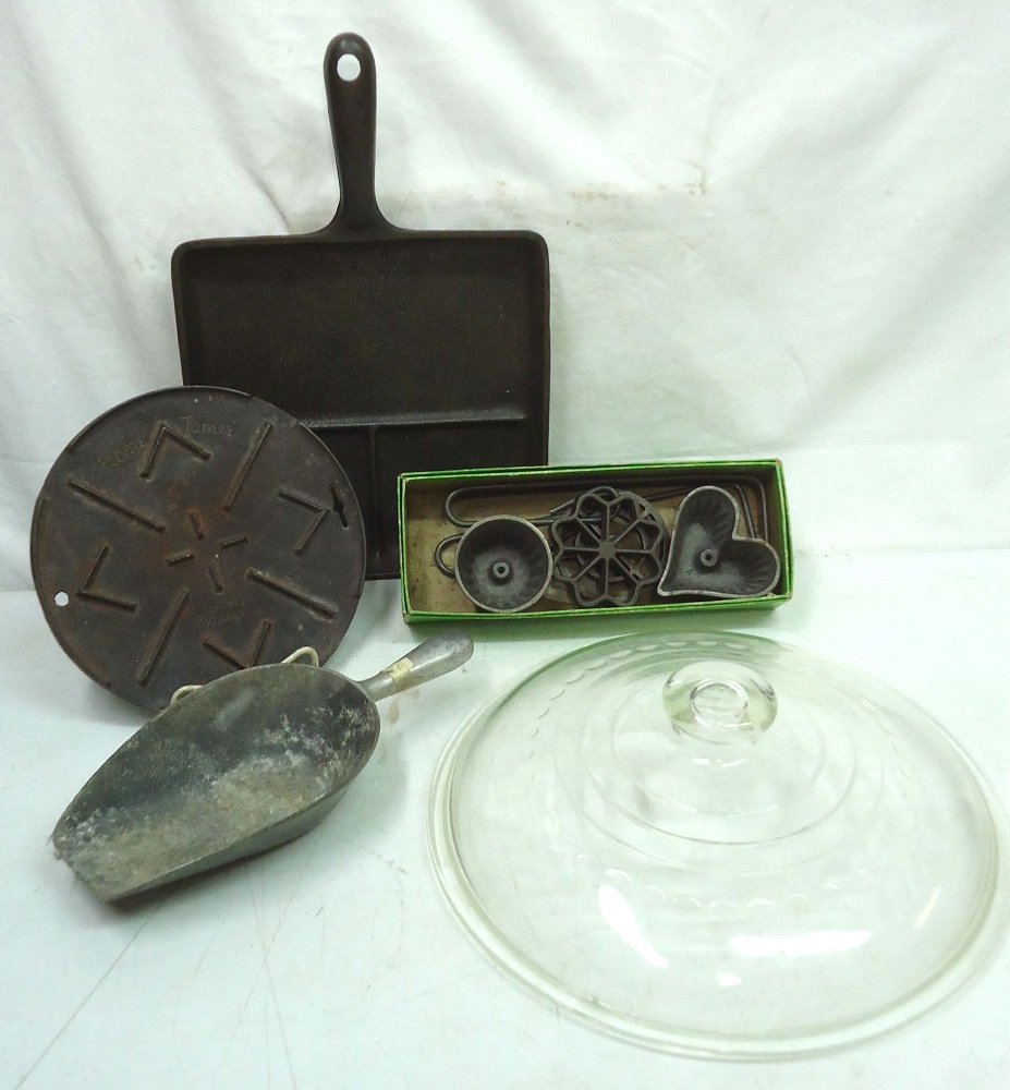 5pc Wagner: Flame Tamer, Almum. Scoop, Patty Molds, Sq. Skillet 1101-M, & 11" Glass Lid
