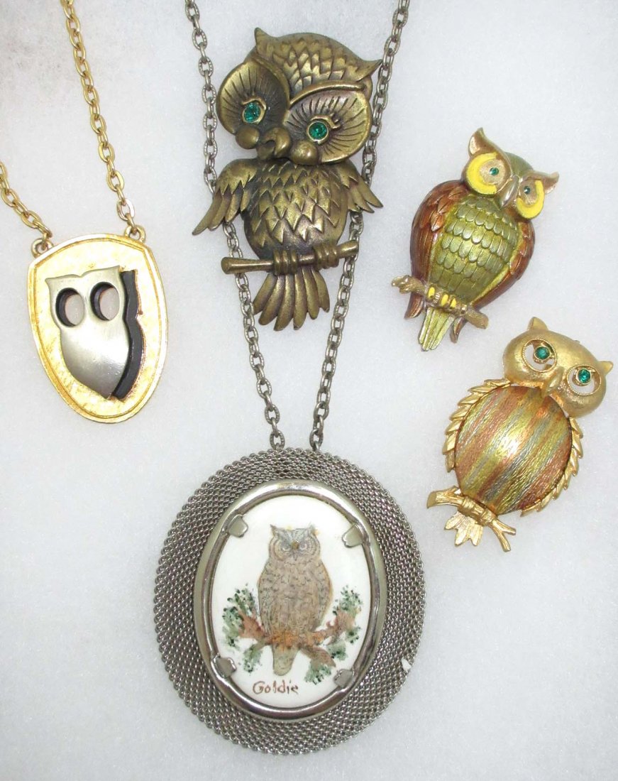 Sgnd. Owl Jewelry: Inc. 2 1/4" Goldie Porcelain Pend.on Chain. 1 3/4", 1 7/8" Enameled Owl Pin's Sgnd JJ. 2 1/2" Articulated Owl Pin & 1 1/2" Pend. Sgnd JJ
