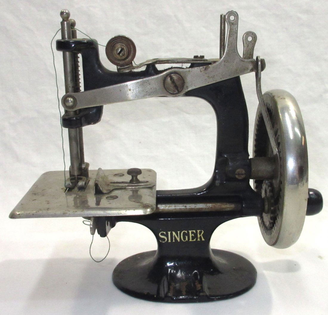Toy Singer Sewing Machine: 6 1/4" T x 7" x 3 1/2"
