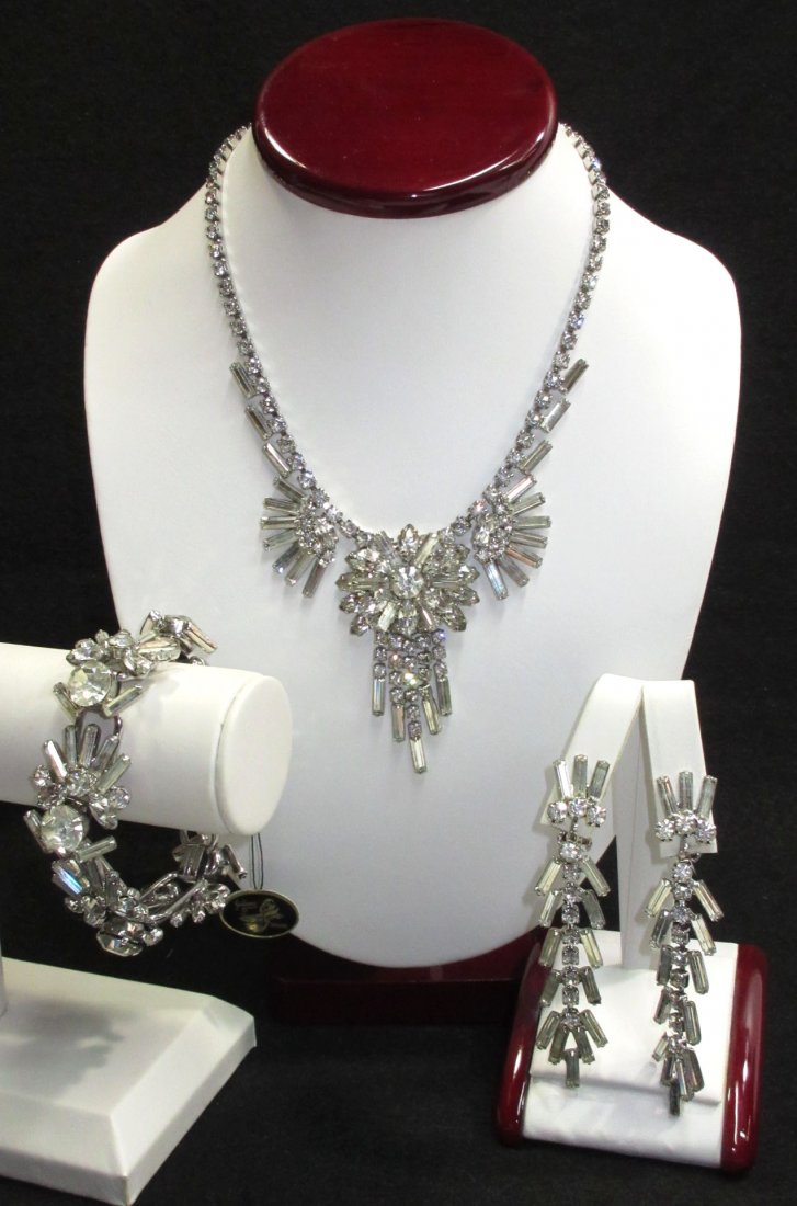 Bridal Deco D&E Juliana Book Pc. Keyhole Parure (1 of 10)