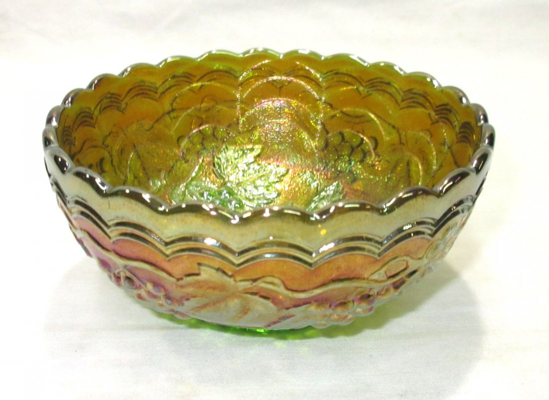 Green Carnival Glass Bowl (1 of 3)