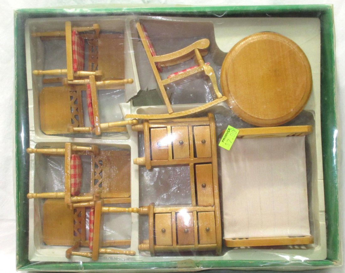 Wooden Doll House Furniture N.I.B (1 of 4)