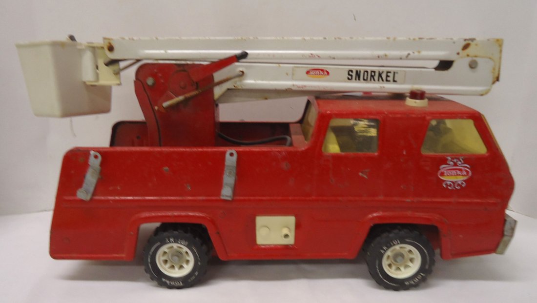 Tonka Snorkel Truck: 9"T x 18"L x 6"W