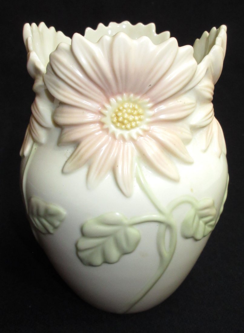 Lenox Gerber Daisy Vase: 6"T x 4"W