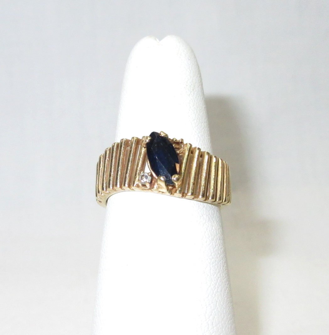 10Kt Sapphire Ring (1 of 6)
