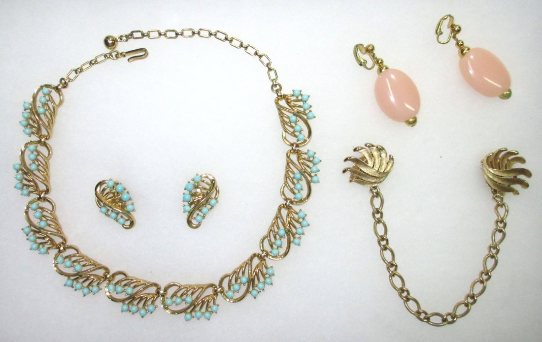 Trifari Goldtone/Lucite Jew.- Sweater Clip: 13" Choker w/ Blue Lucite Beads & Matching 1" Earrings-8" Brushed Goldtone Sweater Clip & 2" Pink Lucite Earrings