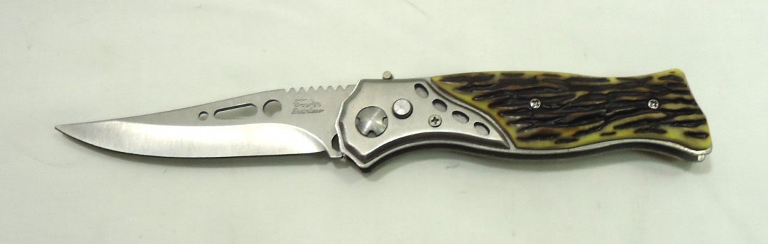 Spring Loaded Folding Knife: 4 1/2"