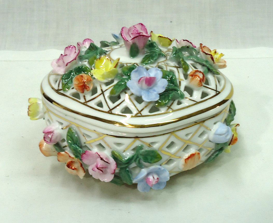 Modern KPM Reticulated Dresser Box: 4"T x 5 1/2"W x 4"D