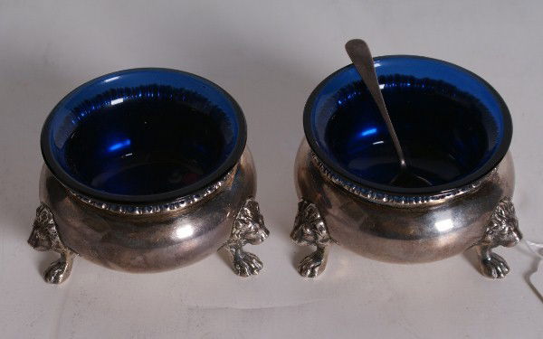 George IV style sterling silver salt cellars & spo: George IV style sterling silver salt cellars & spoon, London, WM JS B, 1905 weighable silver 5 troy ounces.