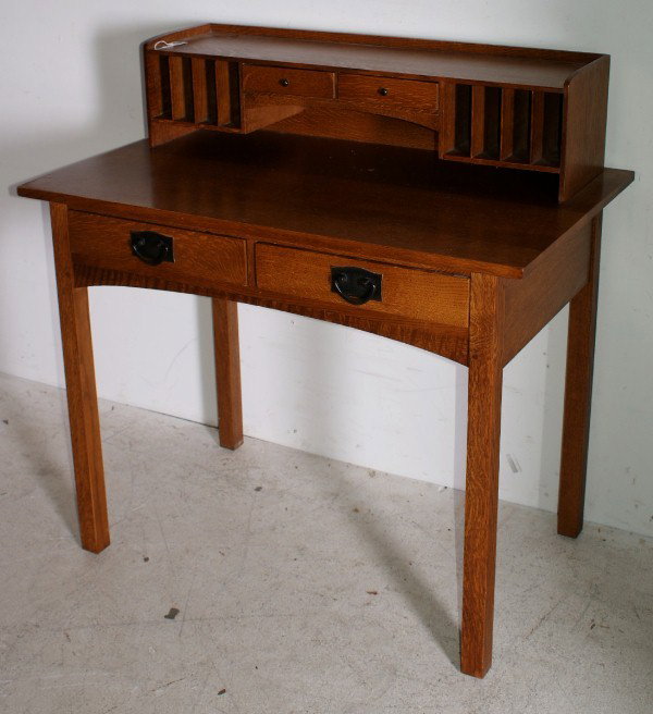 Stickley oak desk. H: 39" W: 28" D: 23" : Stickley oak desk. H: 39" W: 28" D: 23"