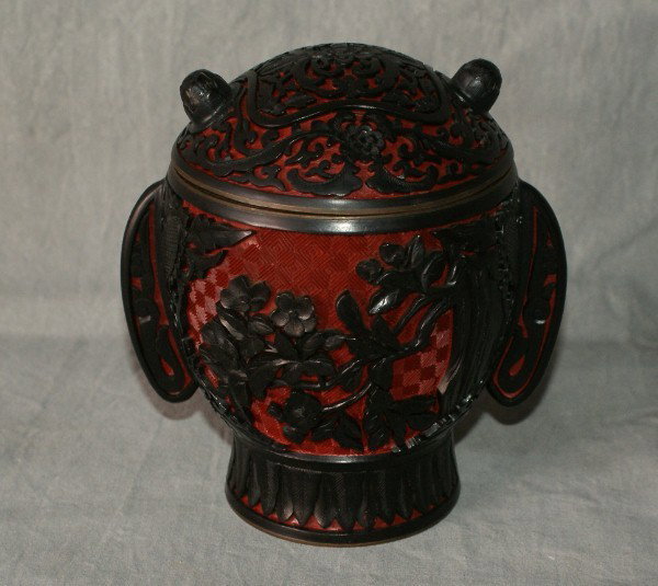 Chinese cinnabar and black lacquer covered jar. 5: Chinese cinnabar and black lacquer covered jar. 5 1/2"