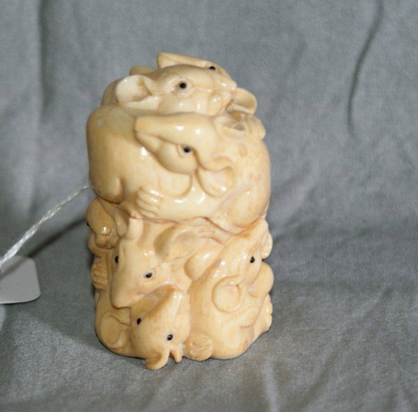 Ivory figural pill box of rats.: Ivory figural pill box of rats. H:2.5"