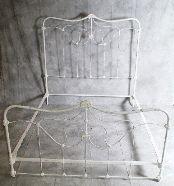 107 Antique white painted iron queen size bed. H 58.5