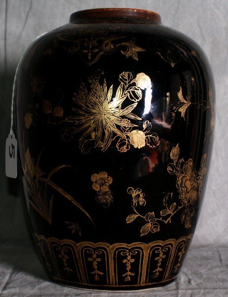 Antique Chinese gold and black porcelain vase signe: Antique Chinese gold and black porcelain vase signed on bottom. H:10" D:7".